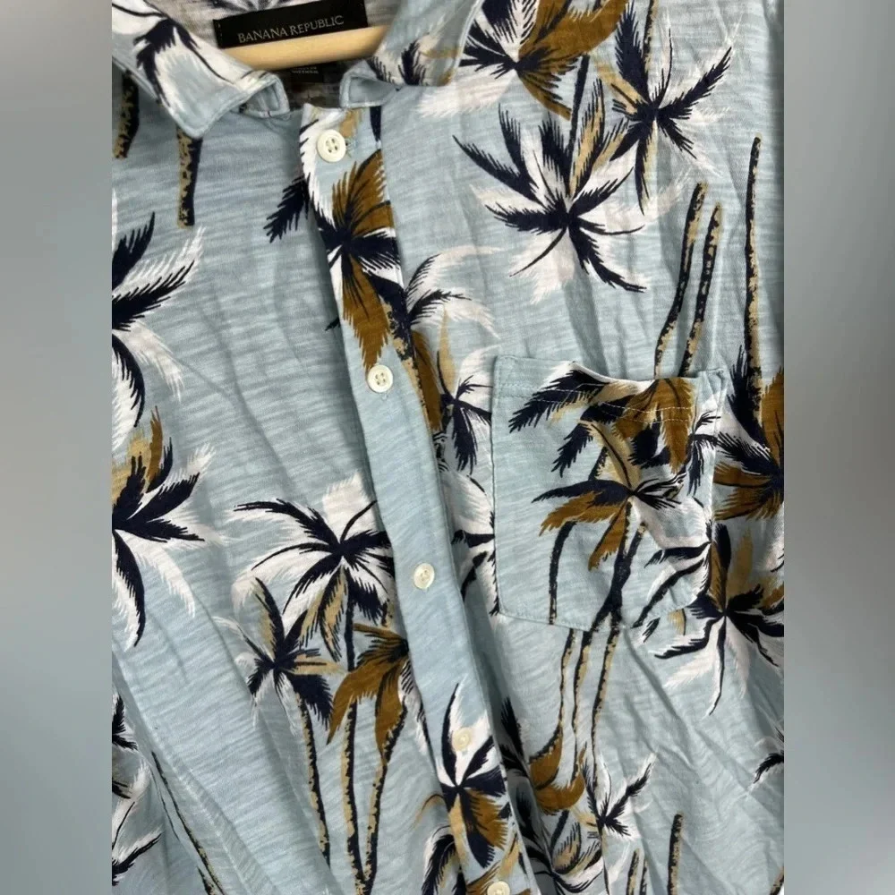 Banana Republic • Blue Palm Tree Cotton Button Down Short Sleeve